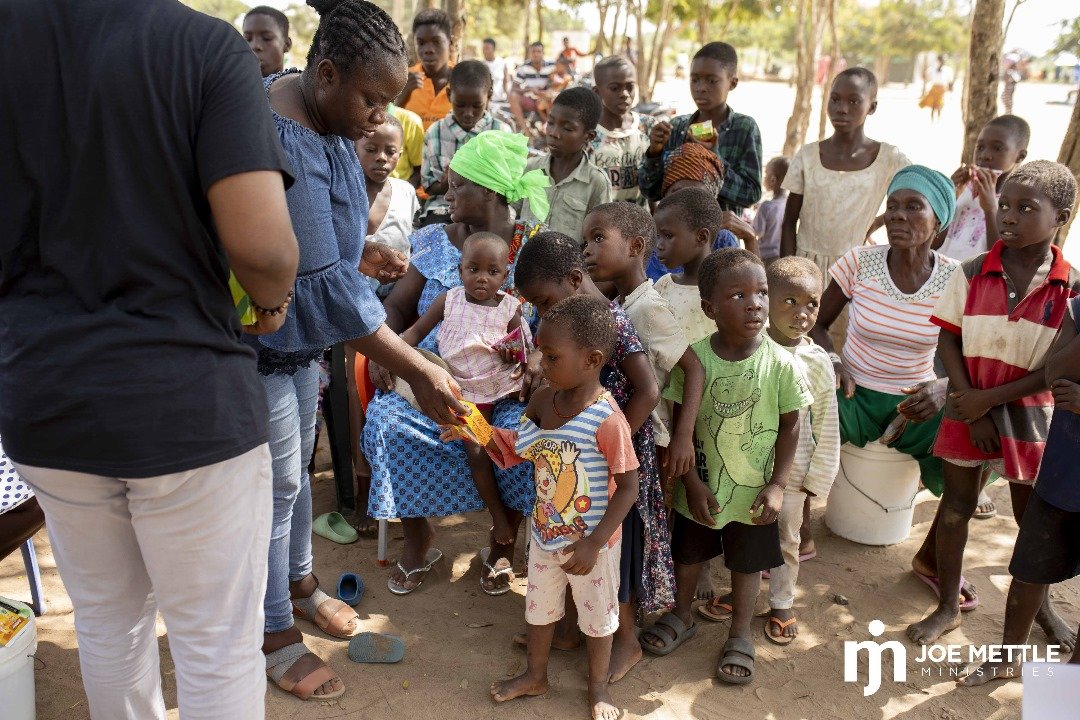 Joe Mettle donates to flood victims of Mepe 1