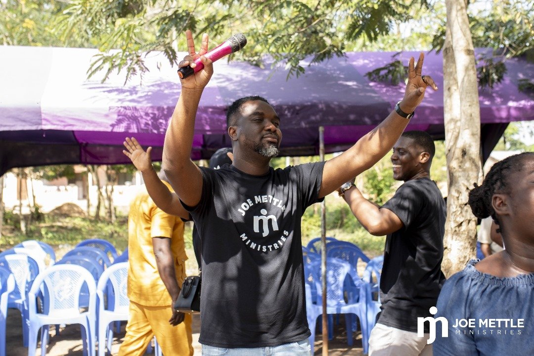 Joe Mettle donates to flood victims of Mepe 2