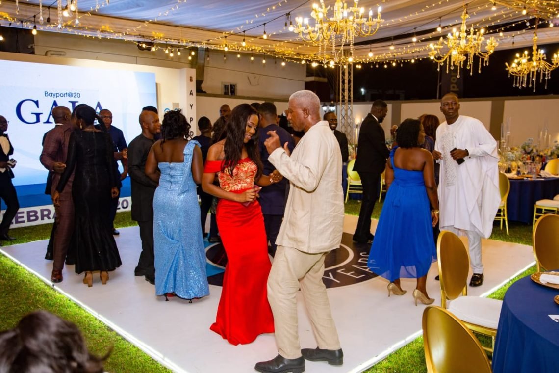 Bayport hosts customers and partners to dinner, rewards long-serving staff 1