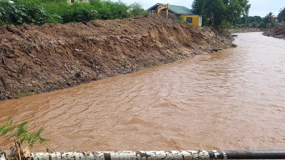 Perennial flooding: Angry residents of Dome Parakou block main road after downpour 1