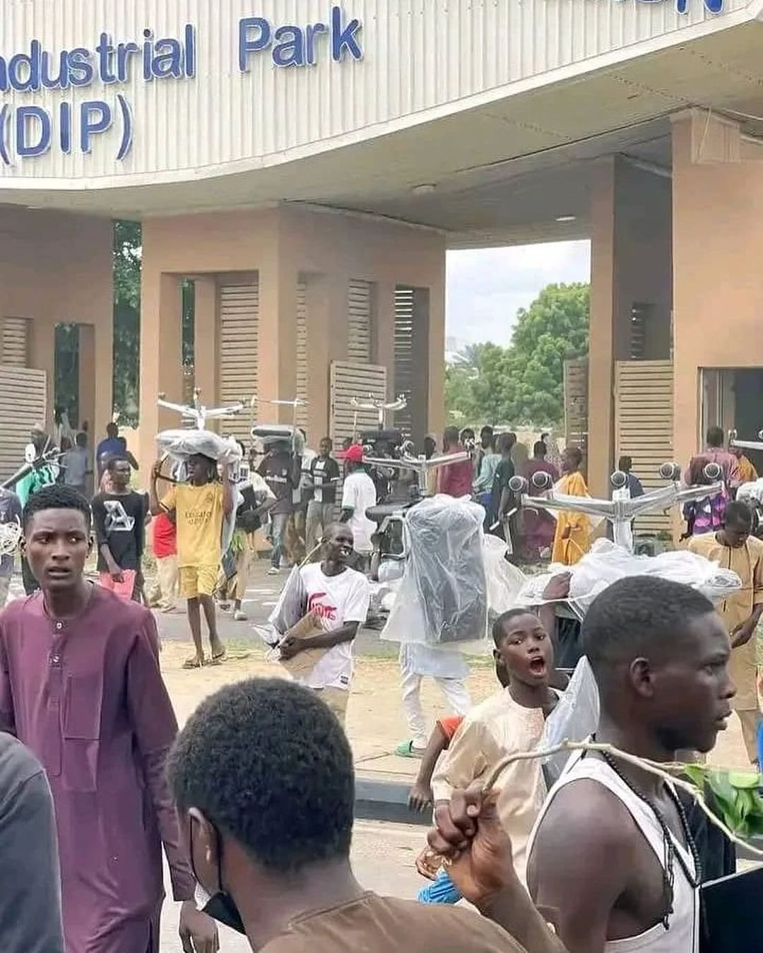 Hungry Nigerians Loot Stores, Industrial Park In Ongoing Nationwide Protest Over Bad Governance 2