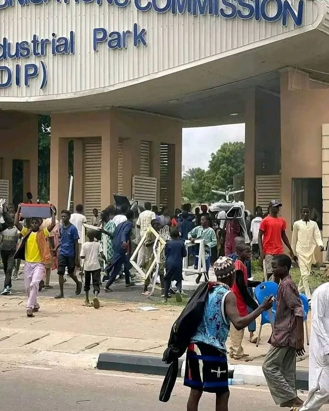 Hungry Nigerians Loot Stores, Industrial Park In Ongoing Nationwide Protest Over Bad Governance 1