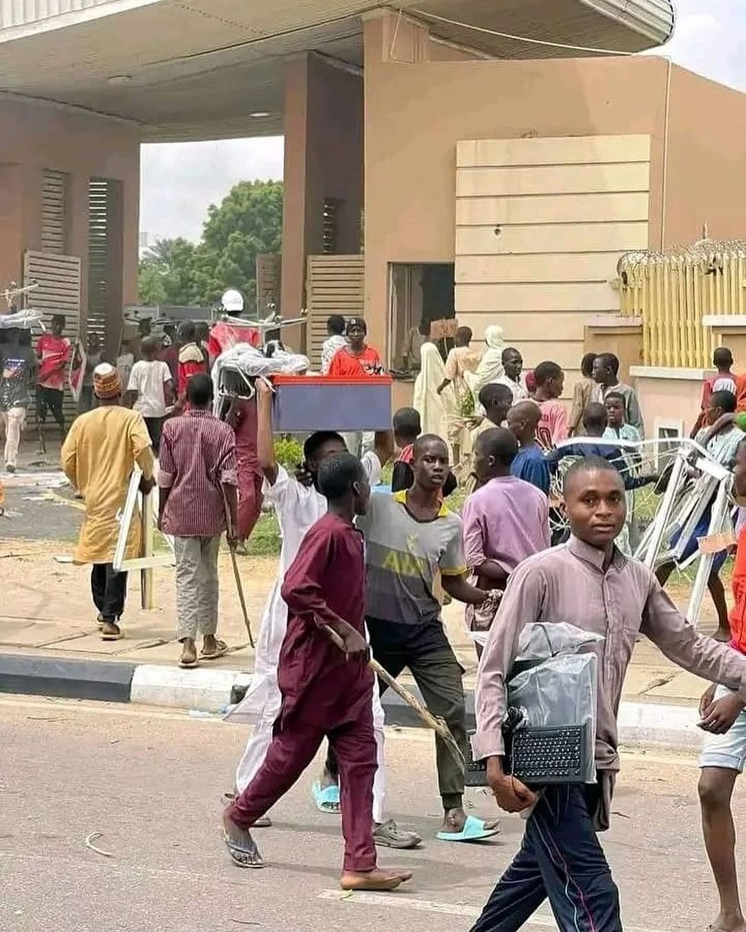 Hungry Nigerians Loot Stores, Industrial Park In Ongoing Nationwide Protest Over Bad Governance 3