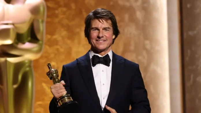 Tom Cruise Receives First-Ever Oscar Statuette at Governors Awards Tom Cruise Receives First-Ever Oscar Statuette at Governors Awards