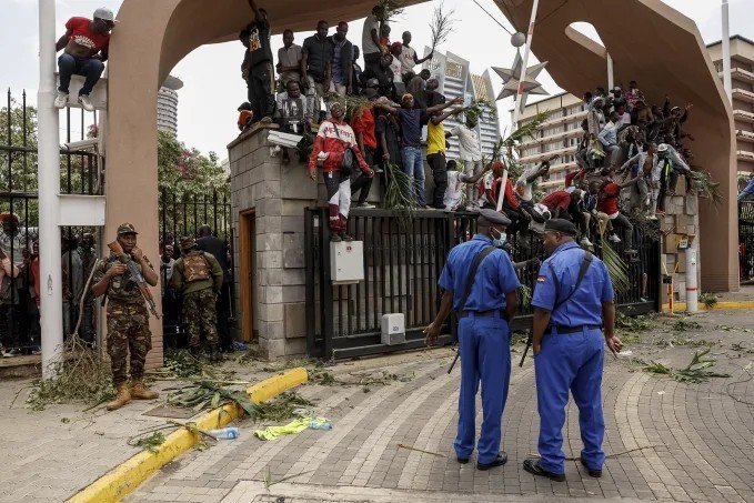 Kenya: Thousands of Mourners Besiege Airport To Welcome Raila Odinga's Body Home (Video) 2