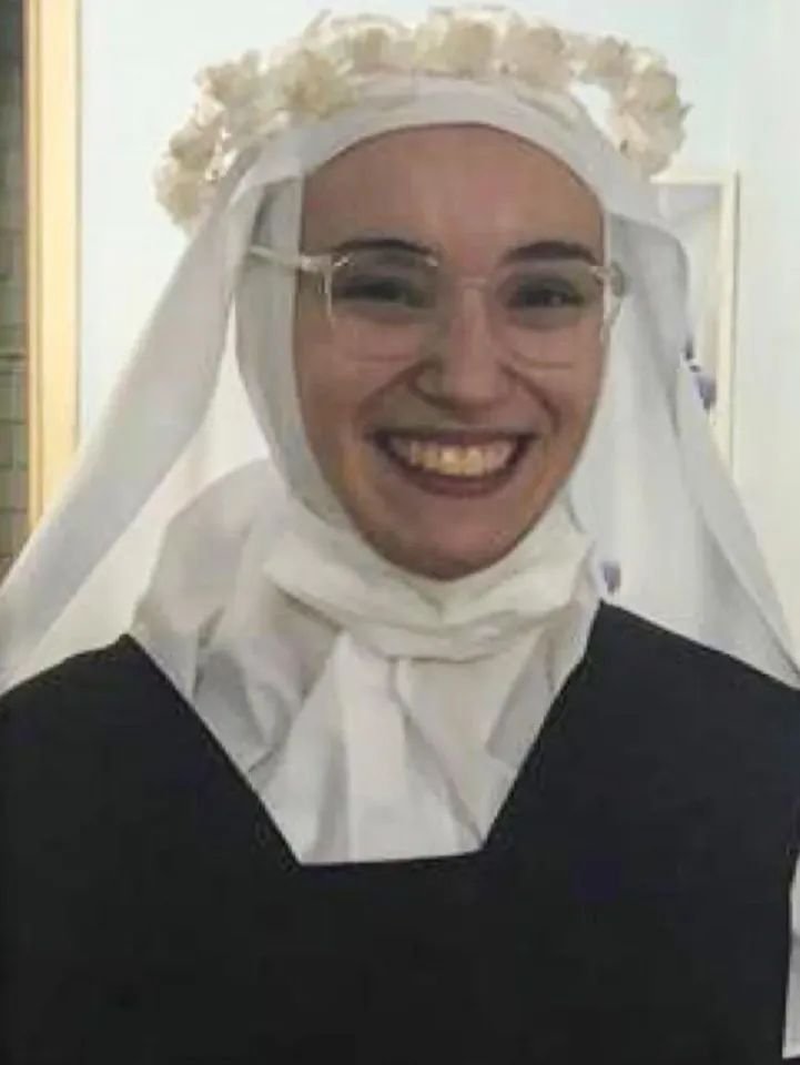 Ex-Nun Secretly Marries Catholic Priest Following Battle With Depression 1