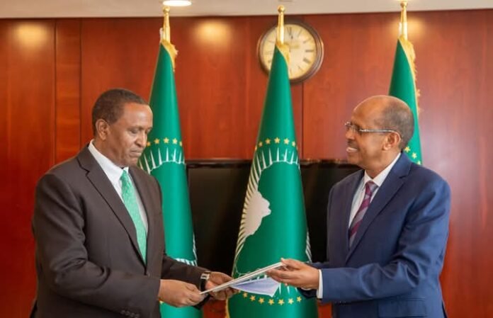 Amb. Galma Muke Boru (left) presenting his Credentials to Mahmoud Ali Youssouf (right)