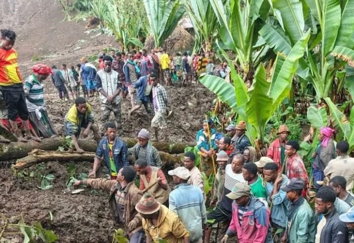 Residents digging in search of victims of Ethiopia's landslides and floods
