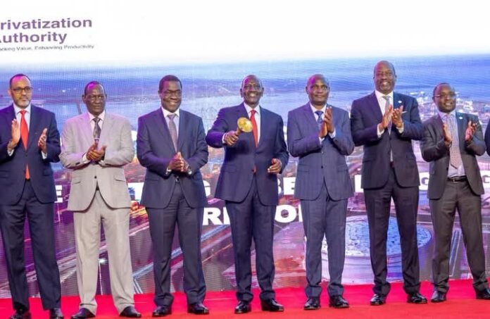 William Ruto (middle) at the commencement of the initial public offering (IPO) of Kenya Pipeline Company