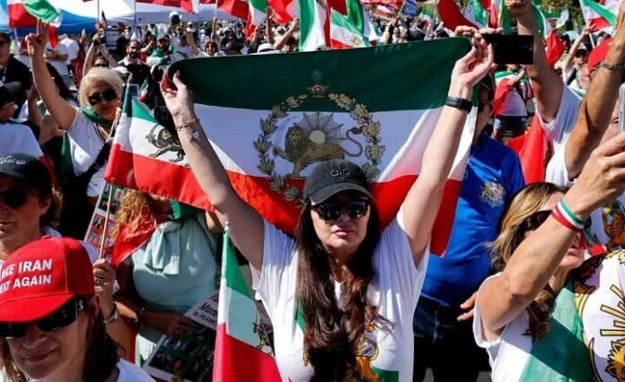 Iranians waving the pre-revolutionary lion-and-sun flags