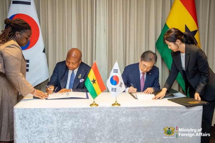 Samuel Okudzeto Ablakwa (left) and Cho Hyun (right) signing the Visa Waiver Agreement