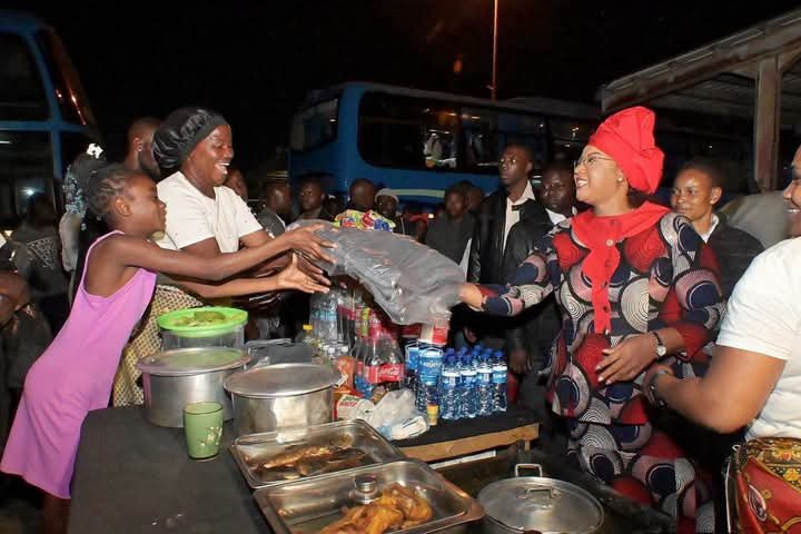 First Lady, Gueta Chapo presenting blankets to Malawian citizens in Maputo