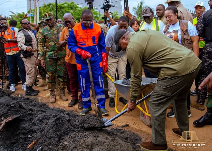 John Dramani Mahama helping clean up Accra