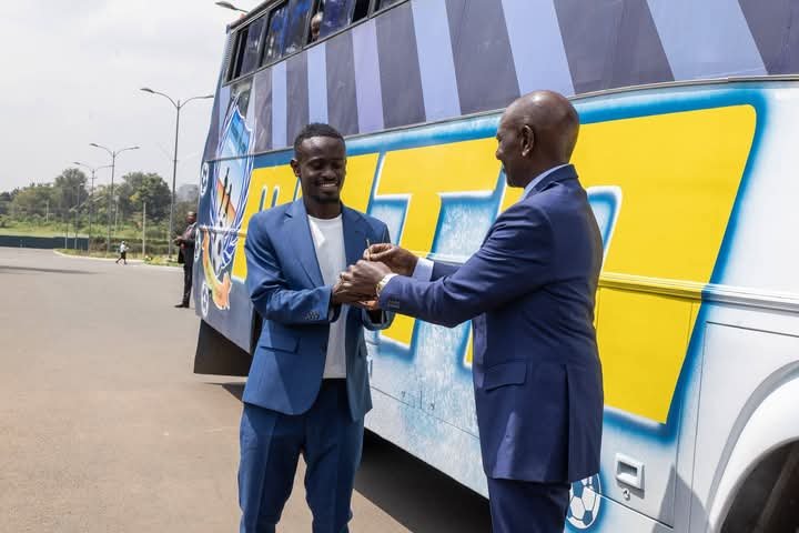 William Ruto making the bus presentation to Migori Youth FC
