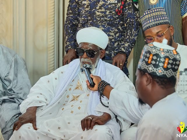 Sheikh Dr. Osmanu Nuhu Sharubutu addressing NYA officials at his residence in Fadama, Accra