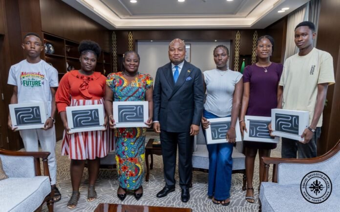 Samuel Okudzeto Ablakwa (middle) with the six students